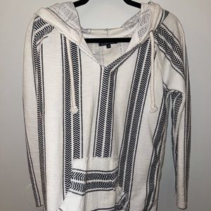 “Drug rug” sweater with hood and loose fitting